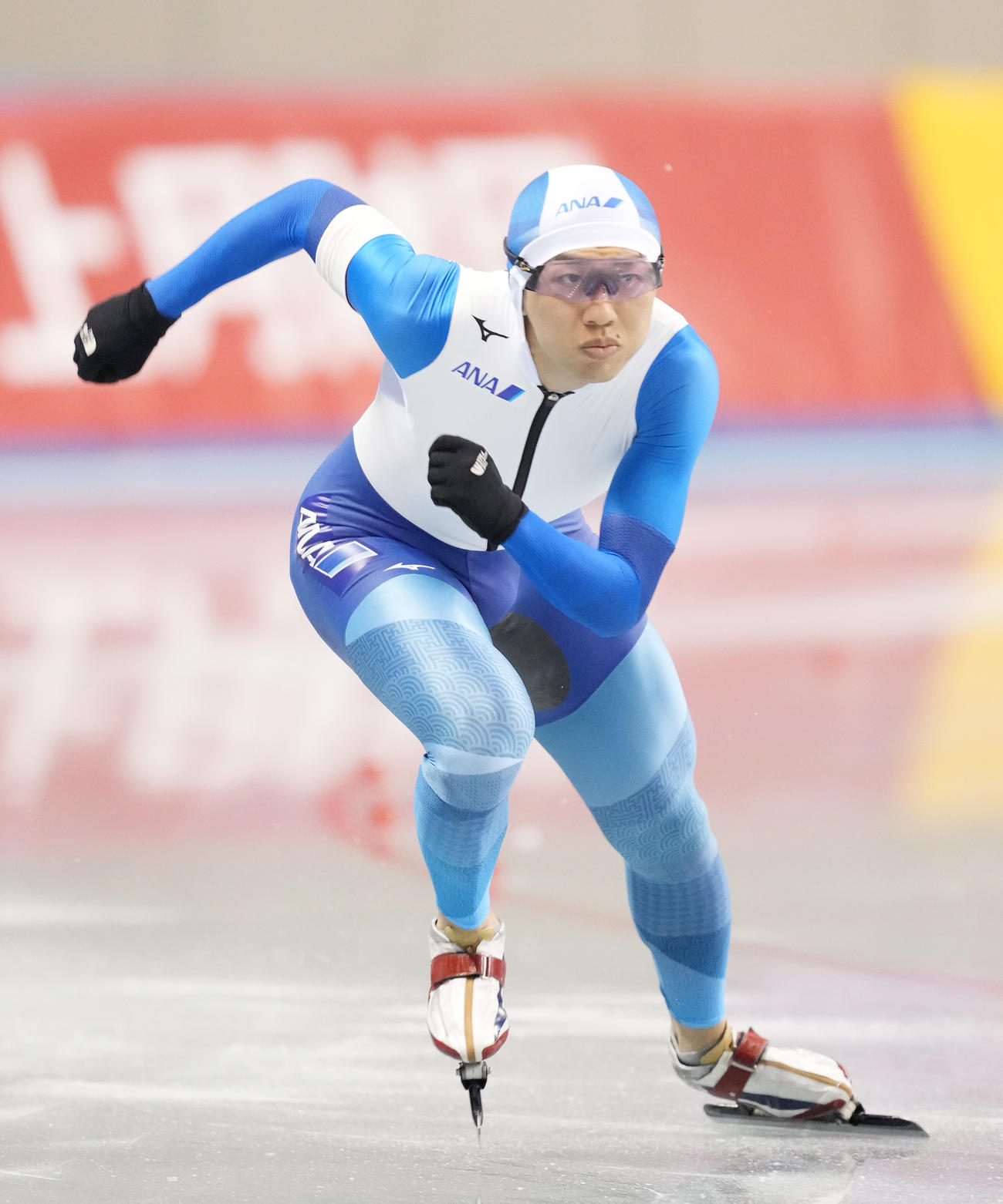全日本スピードスケート距離別選手権大会　男子1500メートルで滑走する一戸（撮影・菅敏）