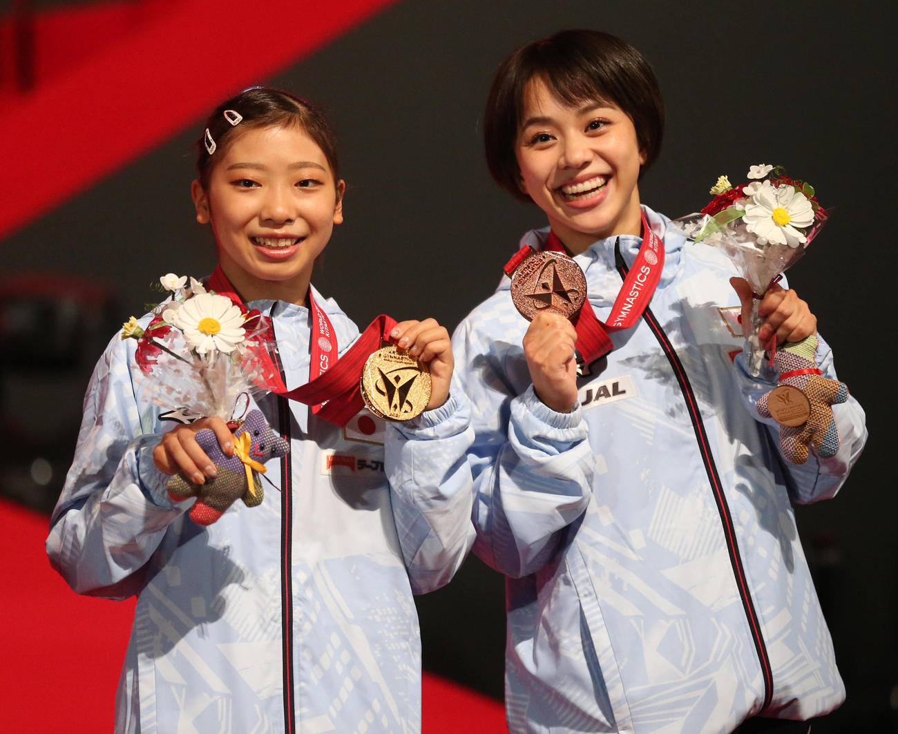 優勝した芦川（左）と3位の村上はメダルを手に笑顔（撮影・梅根麻紀）