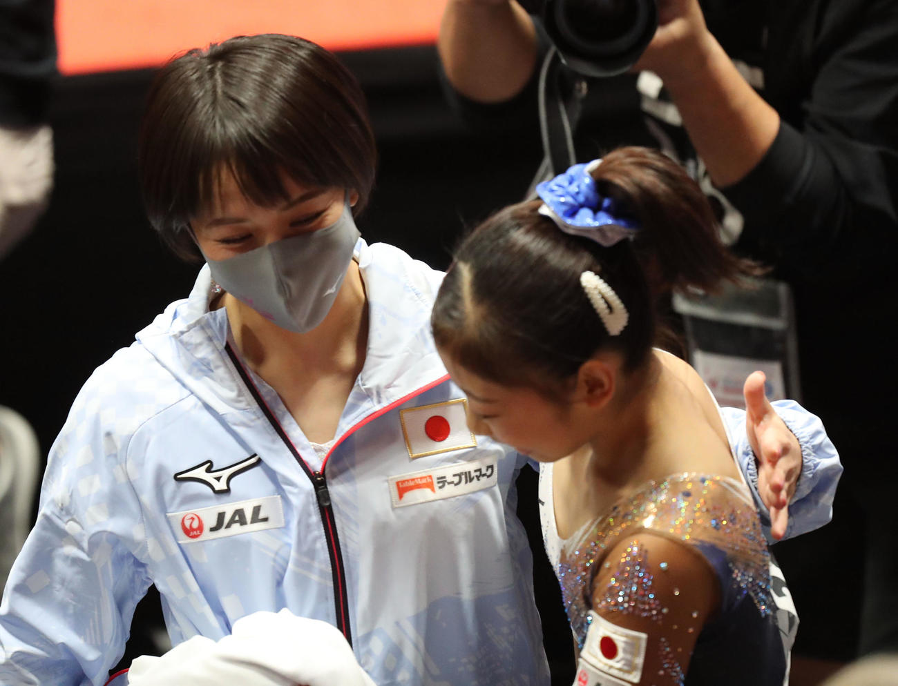 種目別決勝　平均台での演技を終えた芦川うららは村上茉愛に祝福される（撮影・梅根麻紀）