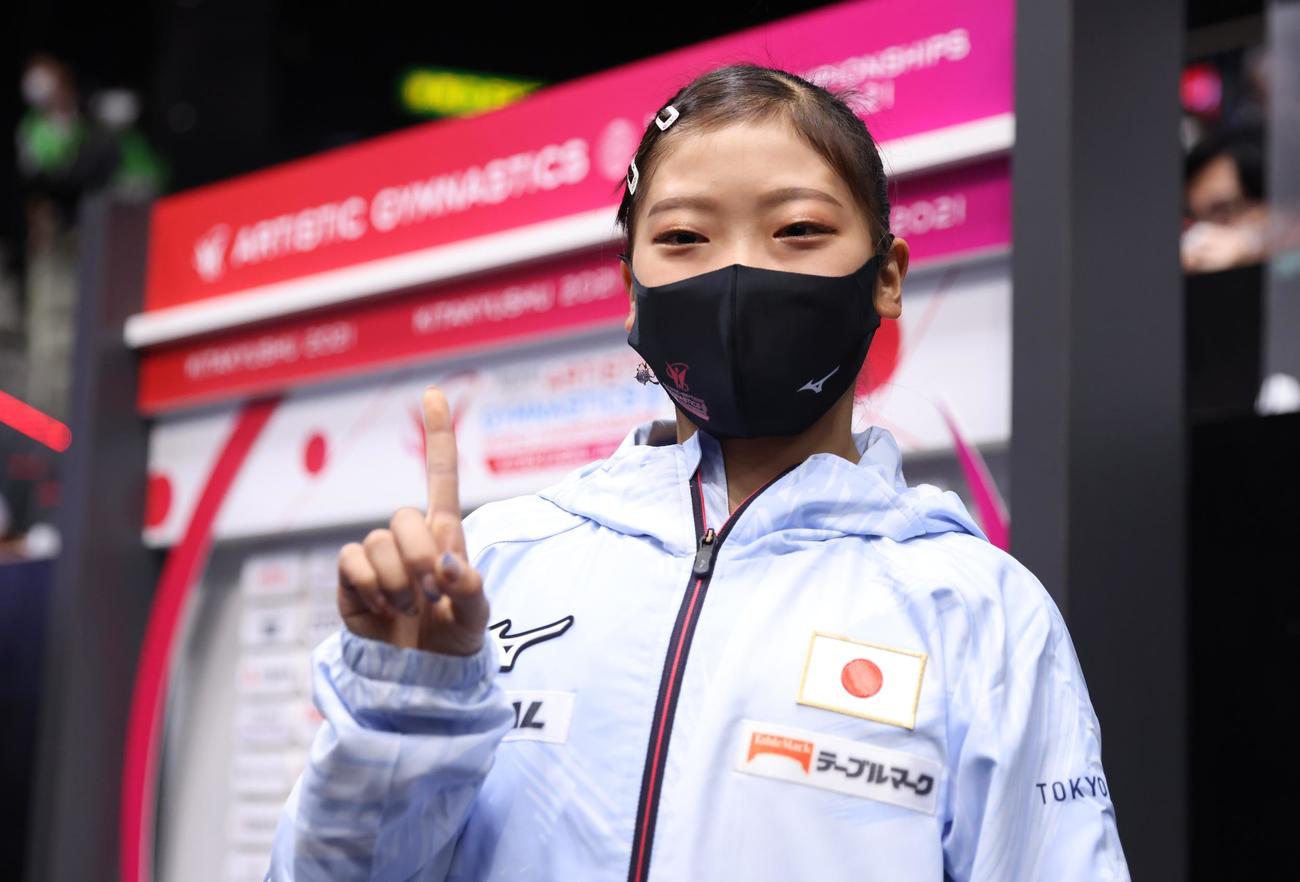 種目別決勝　平均台で金メダルを獲得し、笑顔を見せる芦川うらら（代表撮影）
