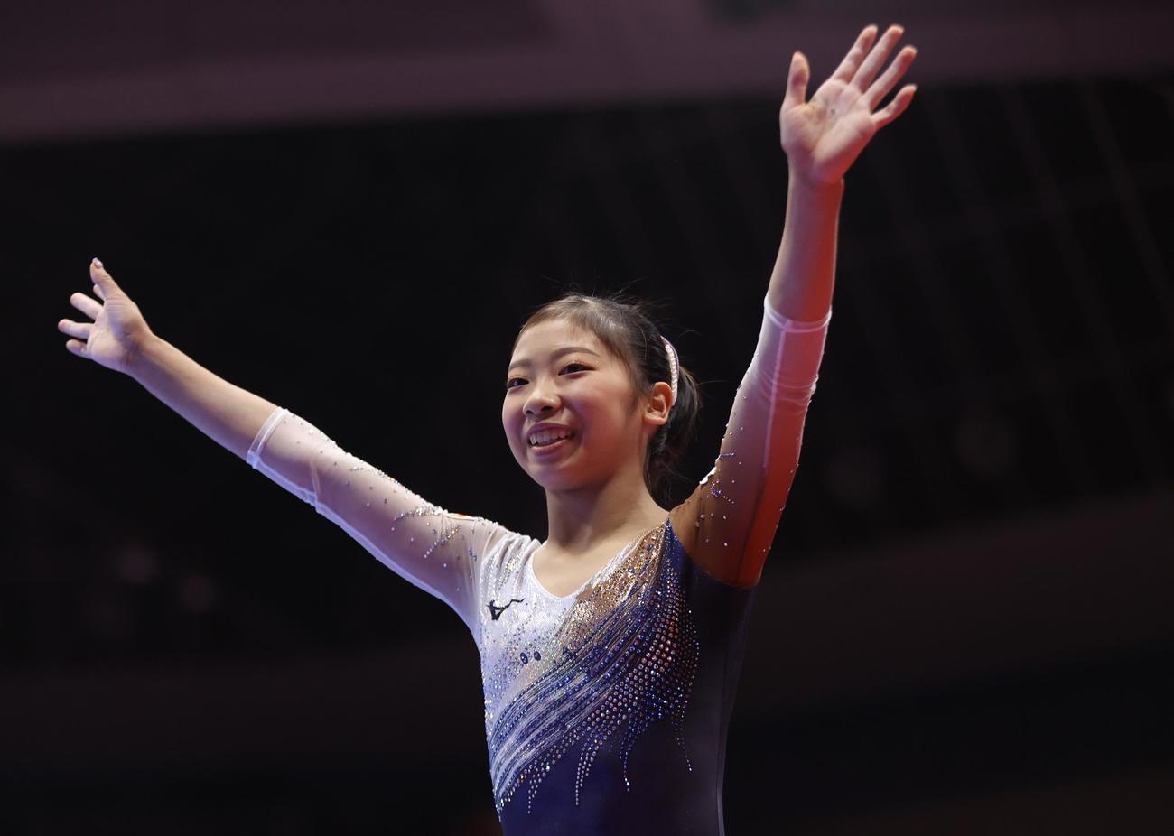 種目別決勝　平均台の演技を終え、観客席に手を振る芦川うらら（代表撮影）