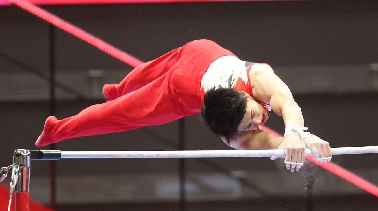 種目別決勝　鉄棒で演技する橋本大輝（撮影・梅根麻紀）