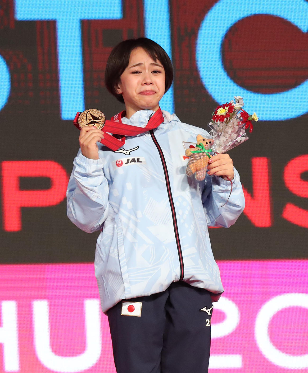 表彰式で感極まり涙を見せる村上（撮影・梅根麻紀）