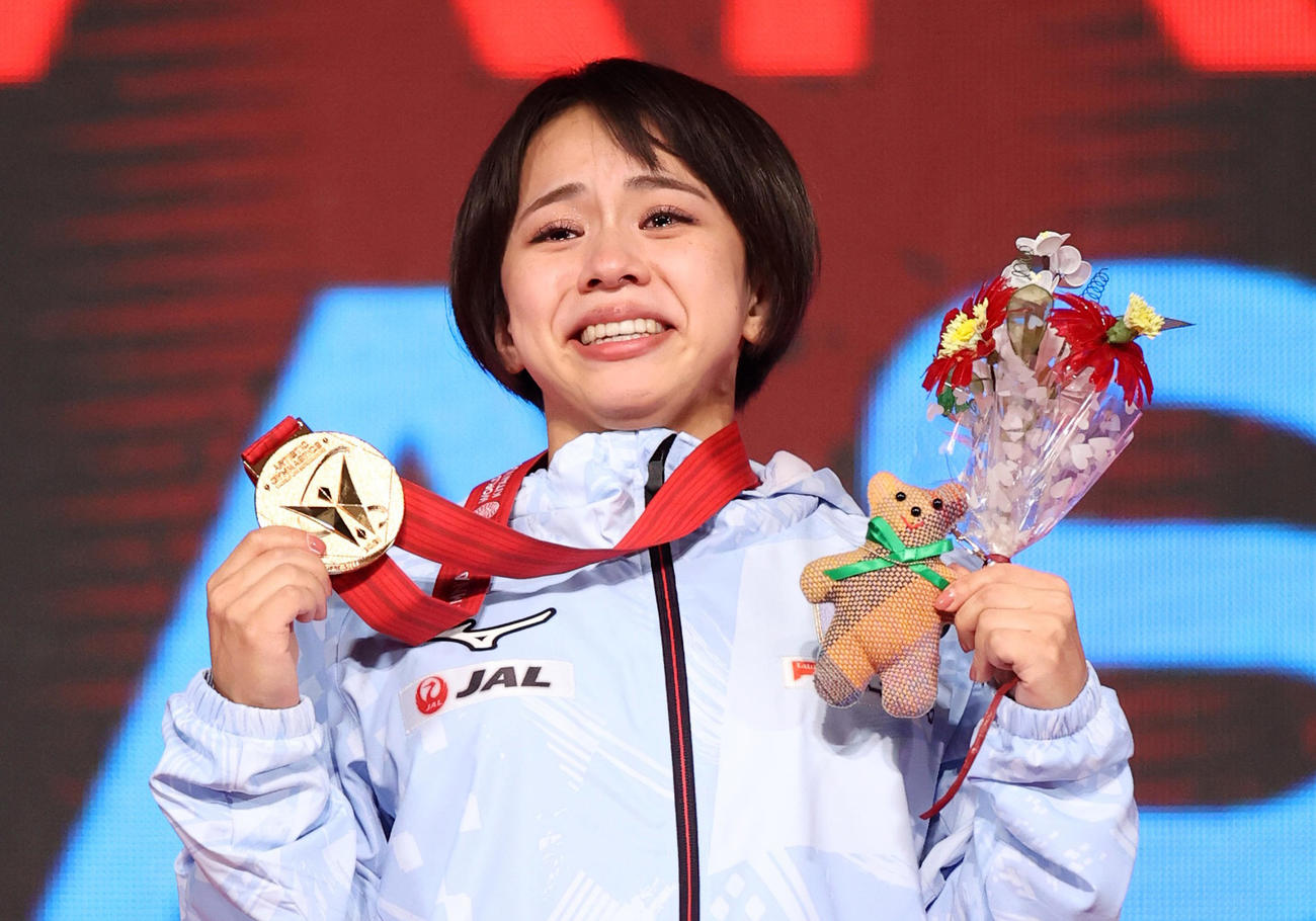 女子床運動表彰式　表彰式で金メダルを手に感極まる村上（代表撮影）