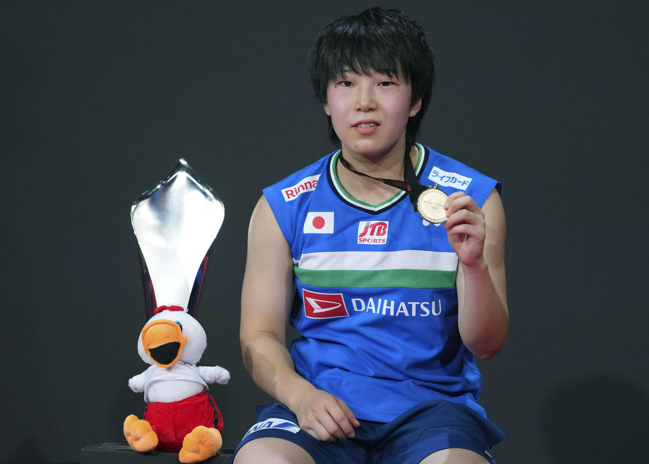 女子シングルを制し、メダルを手にする山口茜（AP）