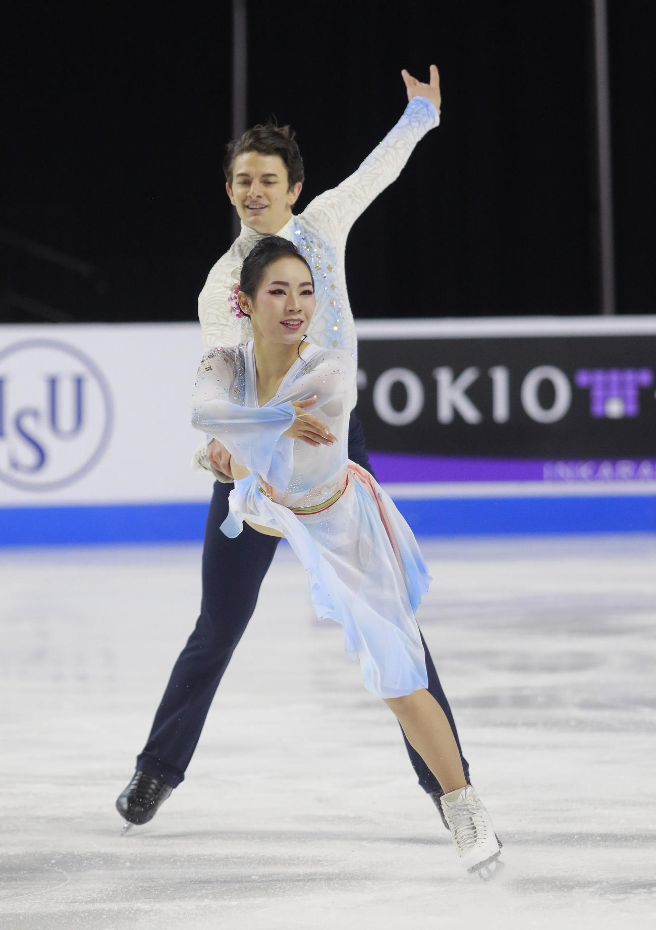 アイスダンスフリー　演技する小松原美里、小松原尊組（AP）