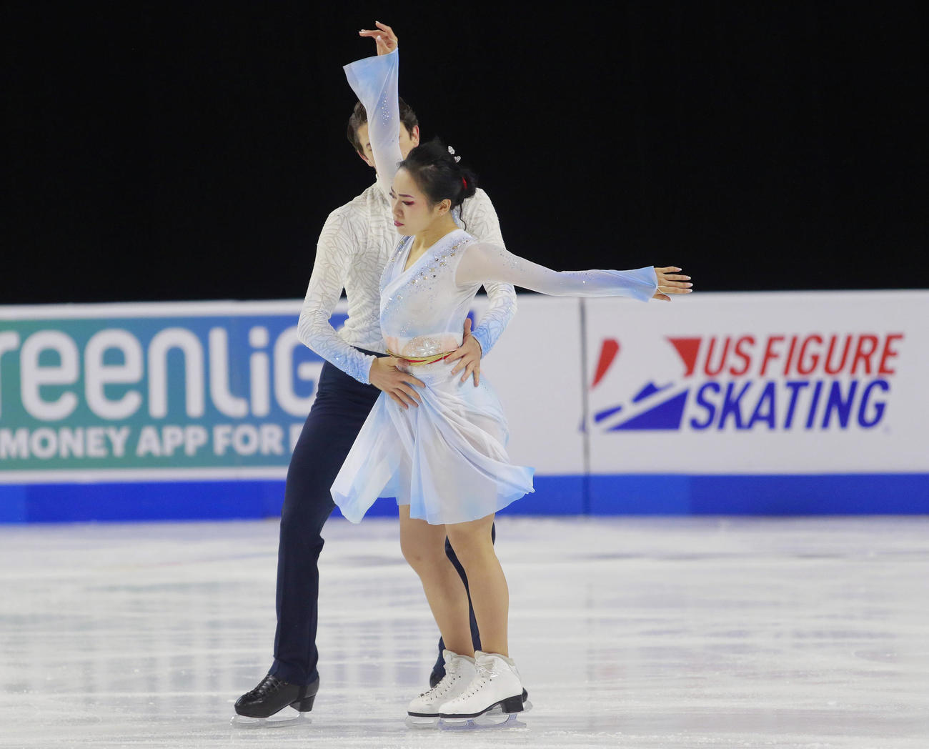 アイスダンスフリー　演技する小松原美里、小松原尊組（AP）