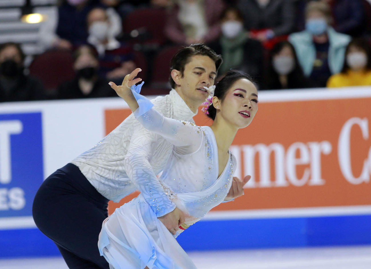 アイスダンスフリー　演技する小松原美里、小松原尊組（AP）