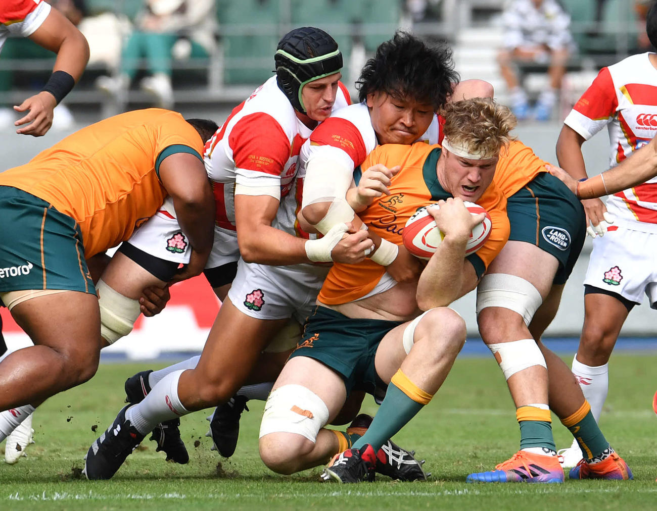 日本対オーストラリア　前半、オーストラリアロックのフィリップ（右）を止めるプロップ稲垣（中央）ら（2021年10月23日撮影）
