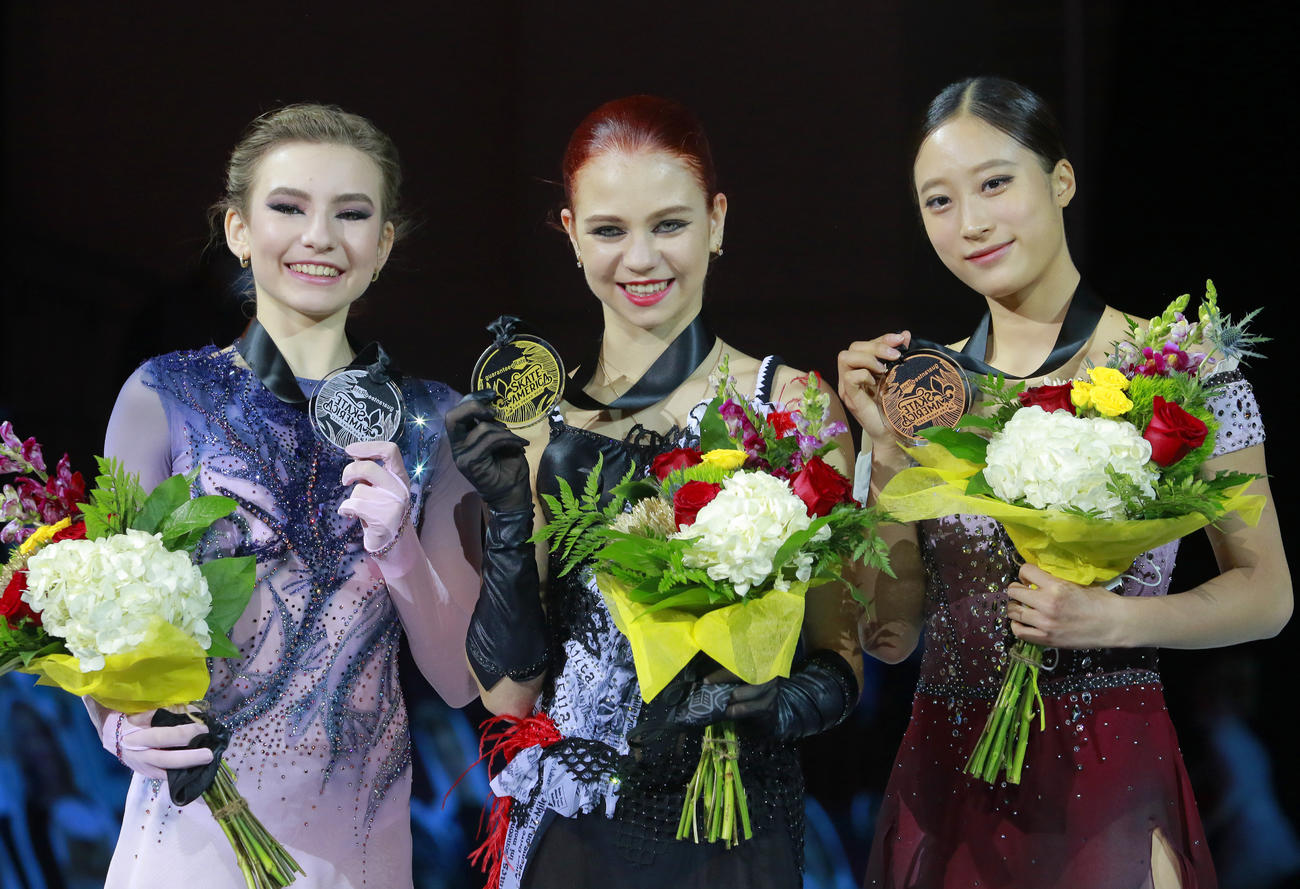 表彰台に立つ左から2位ウサチョワ、優勝のトルソワ、3位ユ・ヨン（AP）