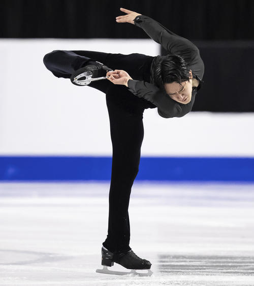 GPスケートカナダ男子SP　演技する山本草太（AP）