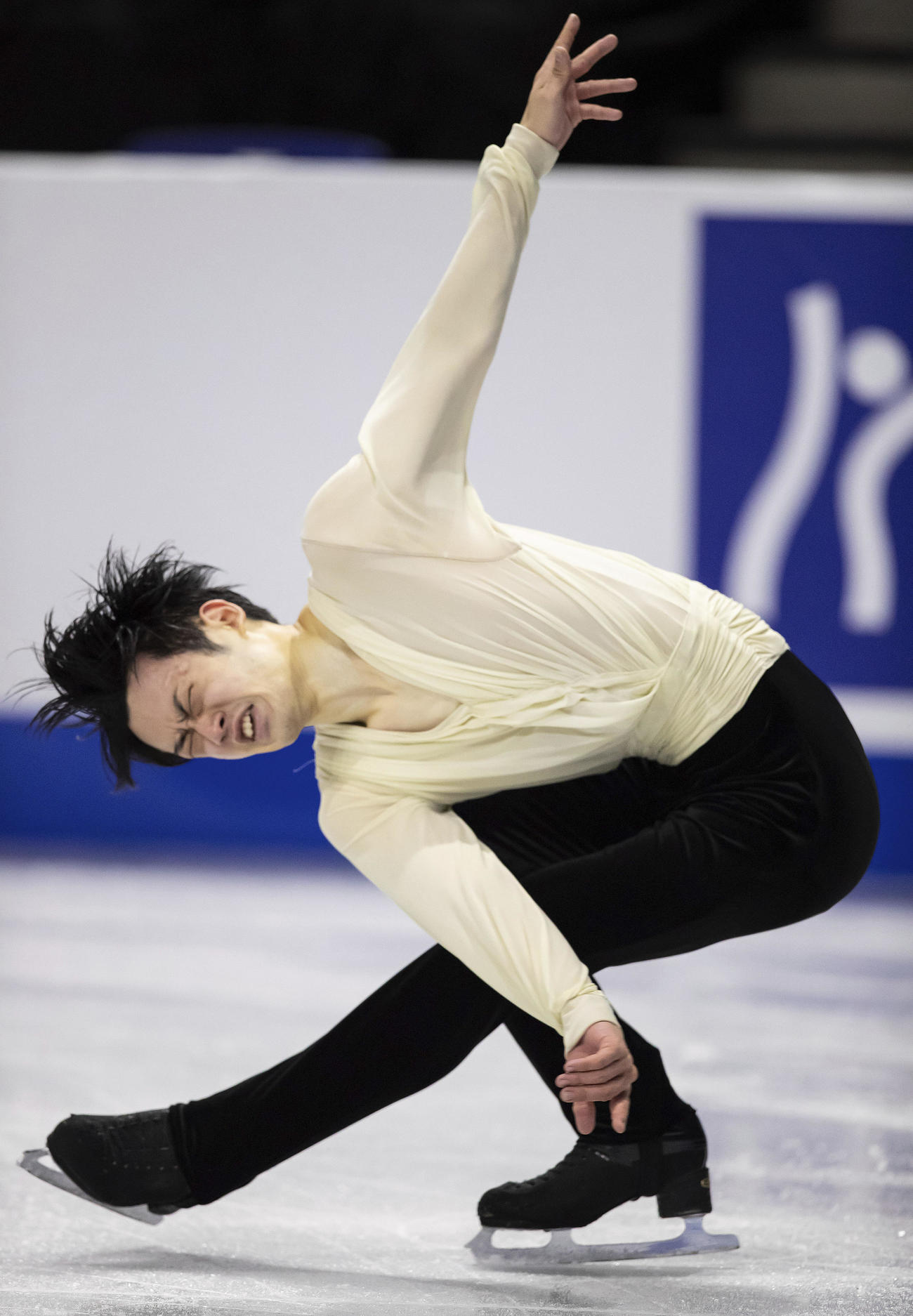 男子フリー　演技する山本草太（AP）