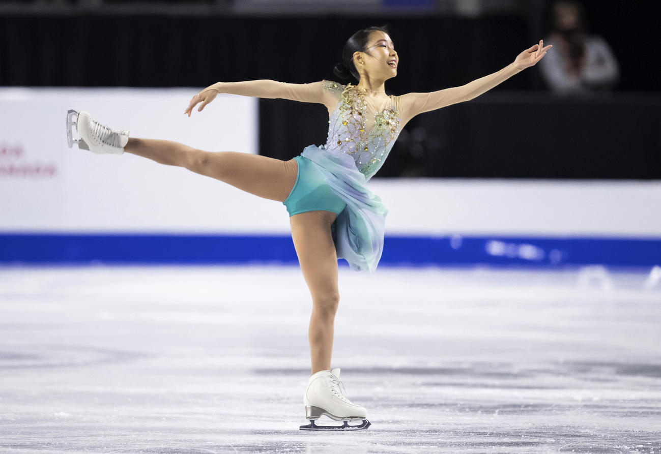 両腕を伸ばし演技する三原舞依（AP）