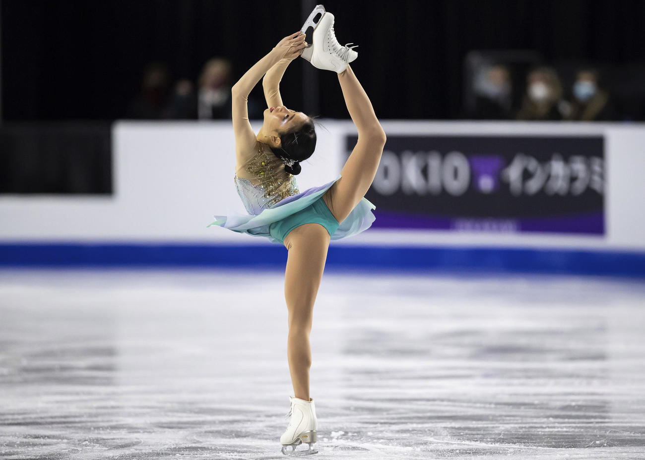 演技を披露する三原舞依（AP）
