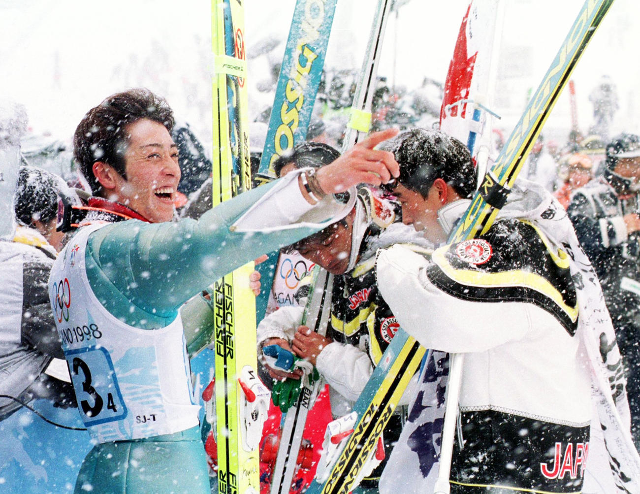 長野五輪ジャンプ団体で金メダルを獲得し満面の笑みをみせる船木和喜（左）と涙の原田雅彦（1998年2月17日撮影）