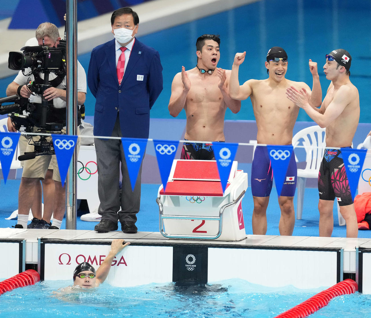東京五輪、男子400メートルメドレーリレーで日本新記録を樹立し喜ぶ、右から入江陵介、武良竜也、水沼尚輝。左下は中村克（2021年8月1日撮影）