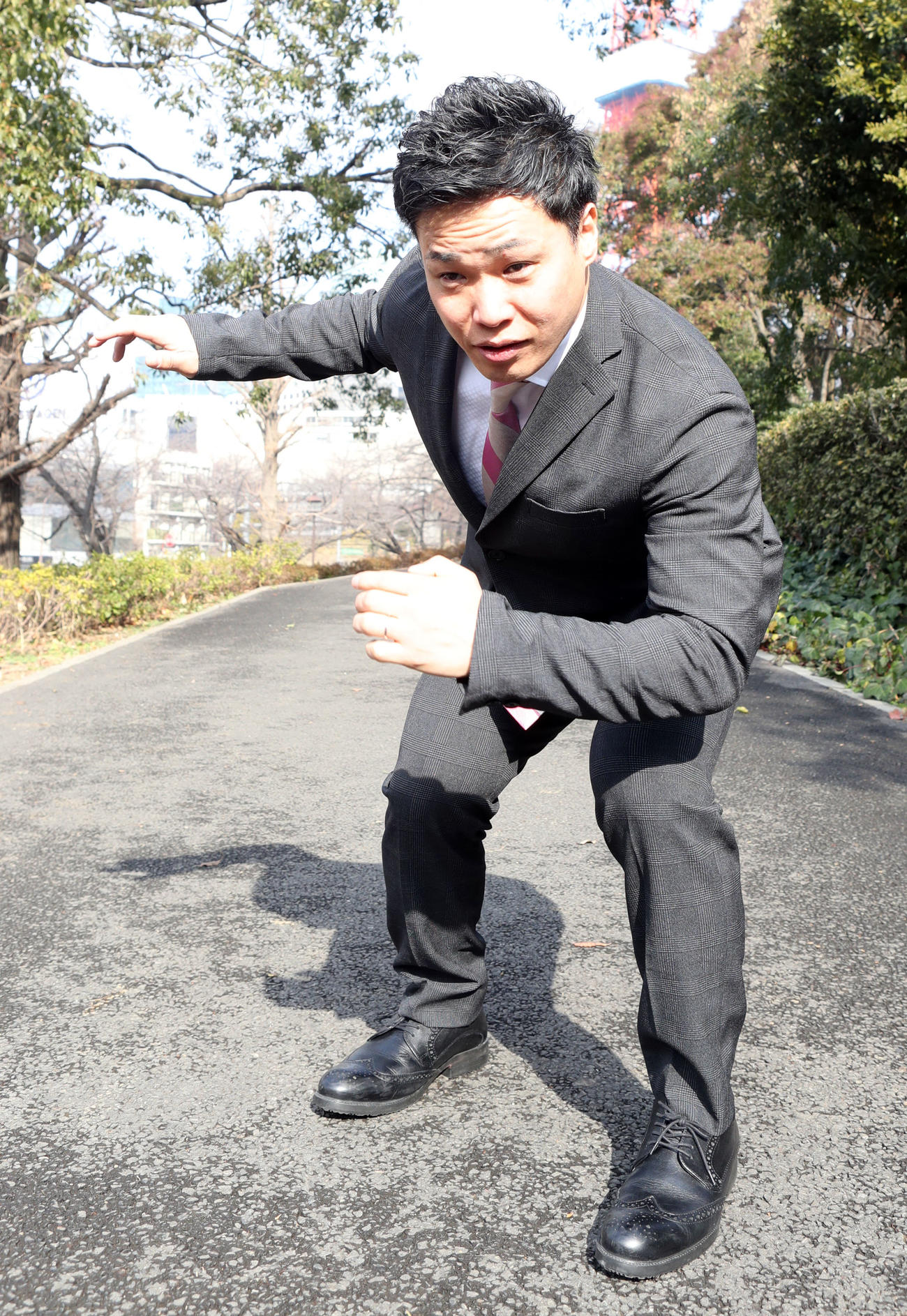 18年2月、本紙インタビューでスタートの姿勢を行う清水宏保氏