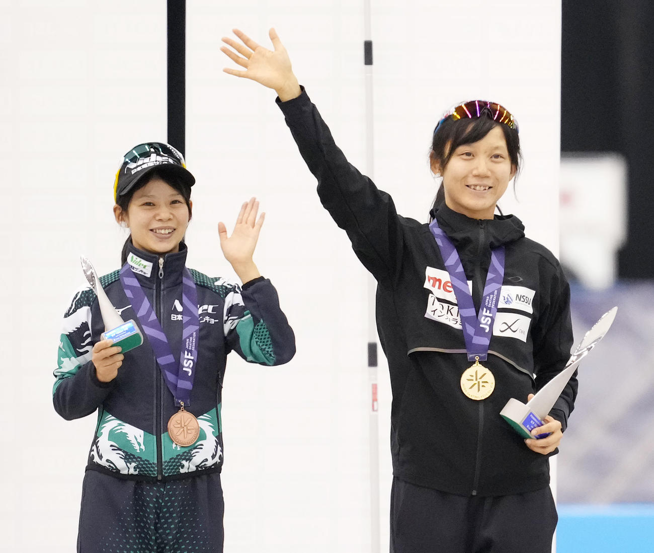 全日本スピードスケート距離別選手権大会　女子1500メートルで優勝しスタンドに手を振る高木美（右）と3位の高木菜＝2021年10月24日