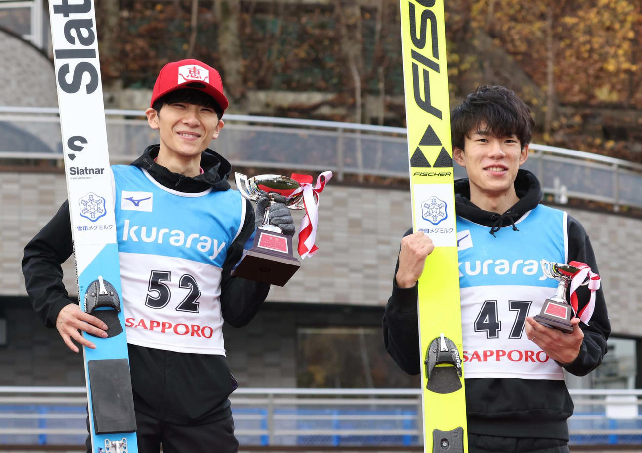 20年11月、大倉山サマージャンプで優勝した佐藤幸（左）。右は3位だった佐藤慧