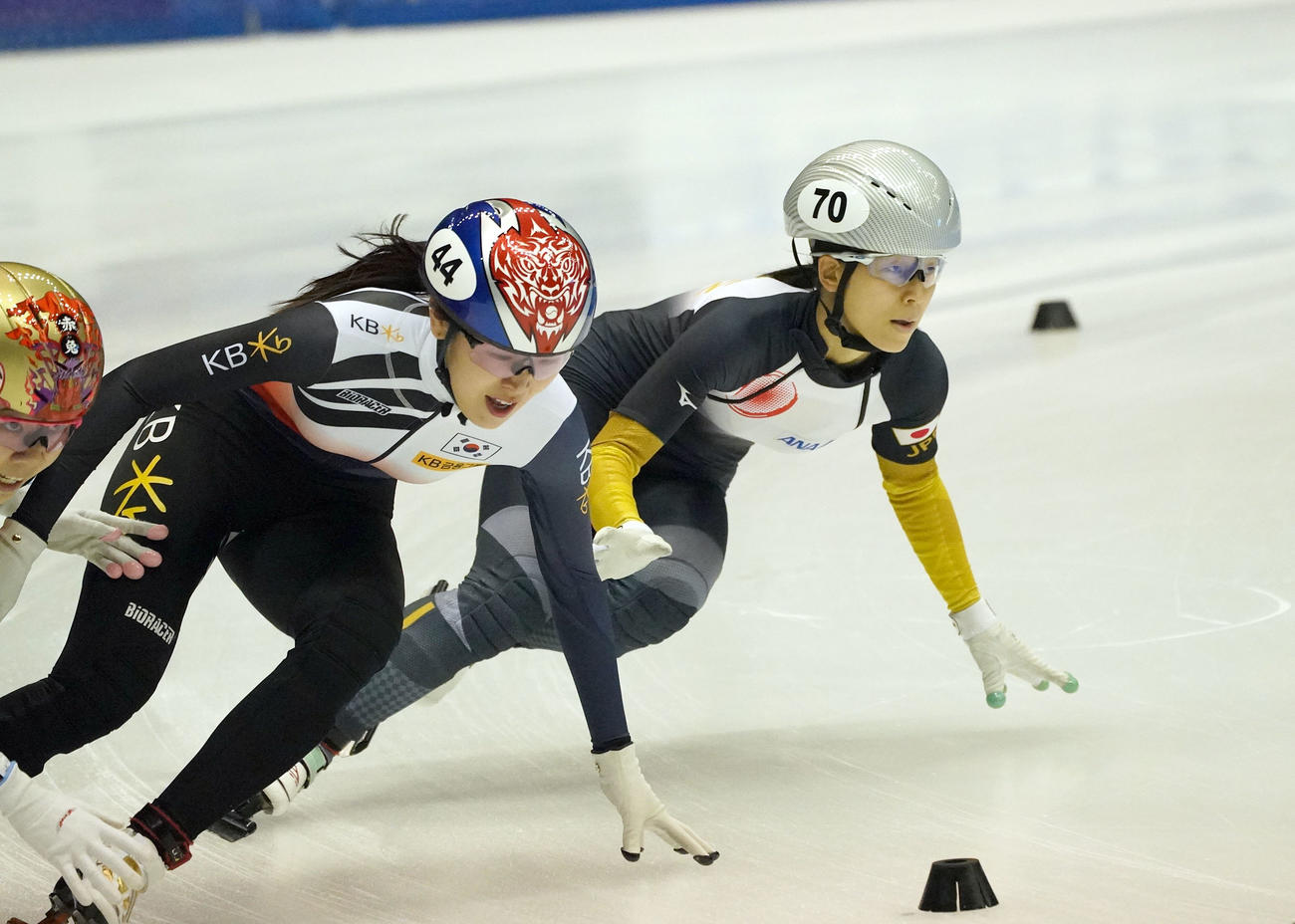 ISUワールドカップショートトラック　女子1500メートル　滑走する平井（右）（撮影・森本幸一）
