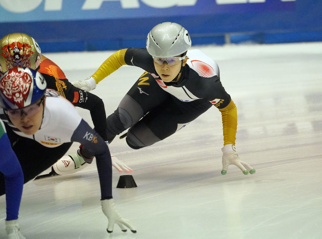 ISUワールドカップショートトラック　女子1500メートル　滑走する平井（右）（撮影・森本幸一）