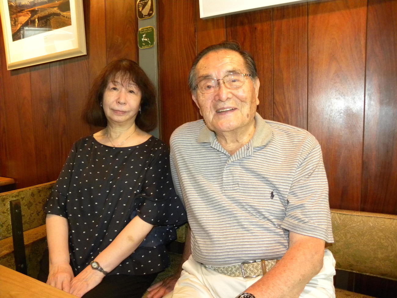 2年ぶりの再会で笑顔を見せる山口良治さん（右）と加藤真弓さん（撮影・松本航）