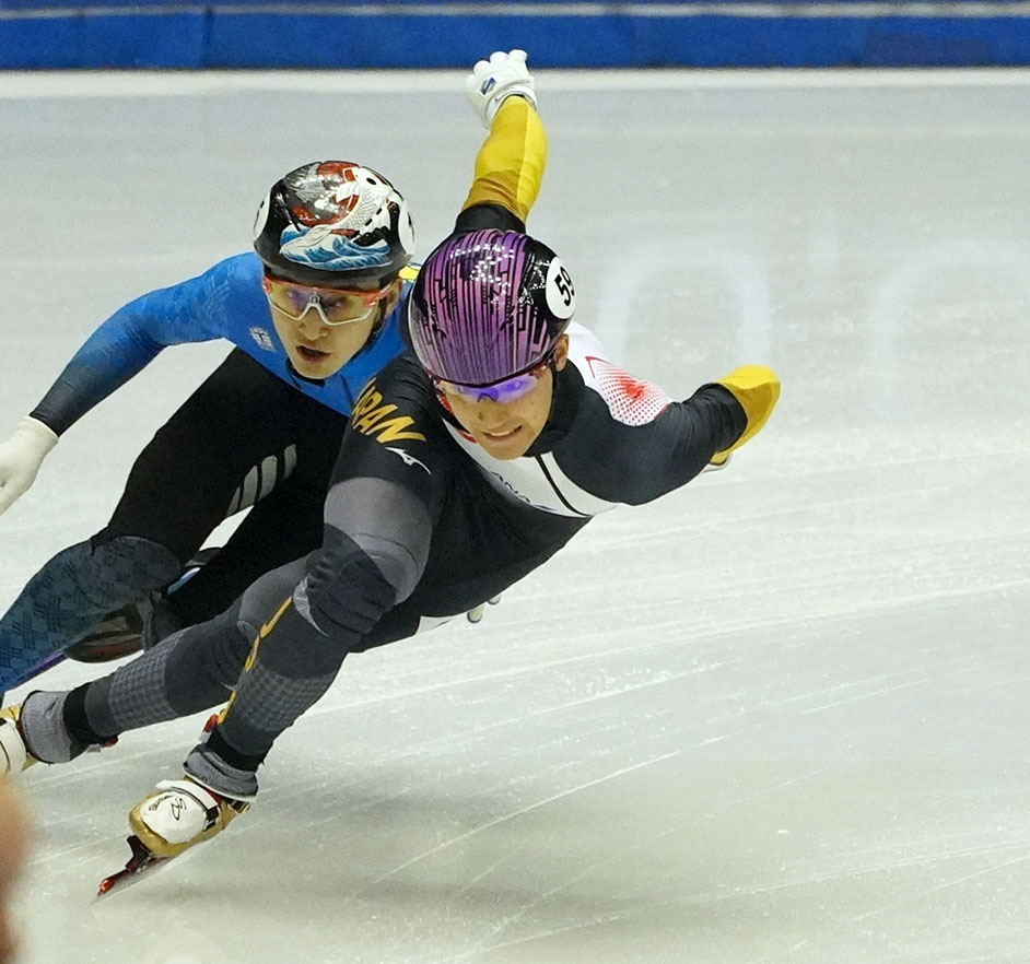 ISUワールドカップショートトラック　　男女混合2000メートルリレー準々決勝　アンカーの吉永（右）が予選1組を2位でゴールし準決勝へ進む（撮影・森本幸一）