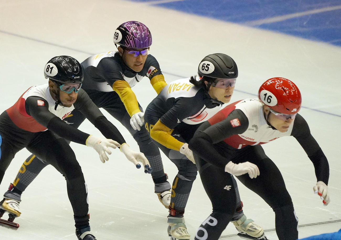 ISUワールドカップショートトラック　　男女混合2000メートルリレー準々決勝　吉永（左から2人目・59番）からリレーされる菊池純（左から3人目・65番）（撮影・森本幸一）