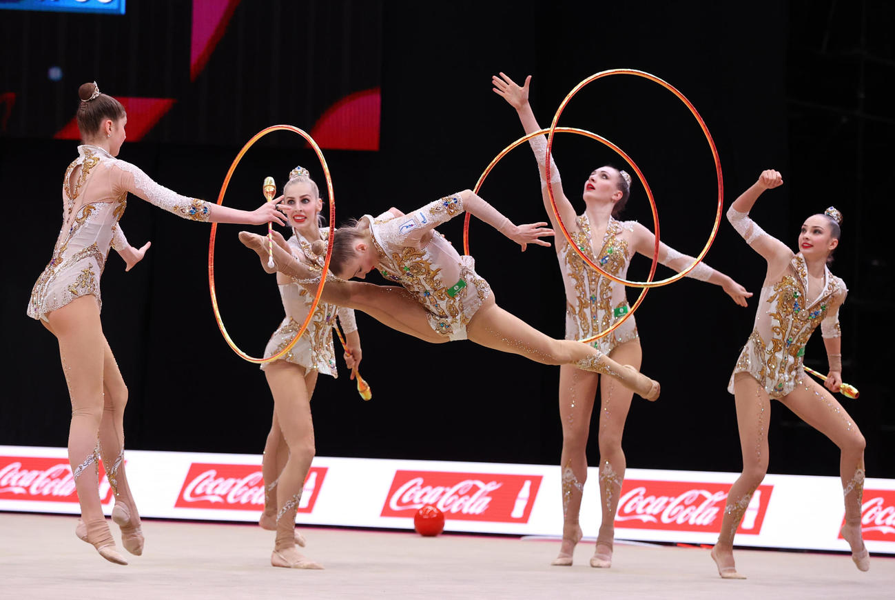 フープ・クラブの演技をするロシア連盟チーム（代表撮影）