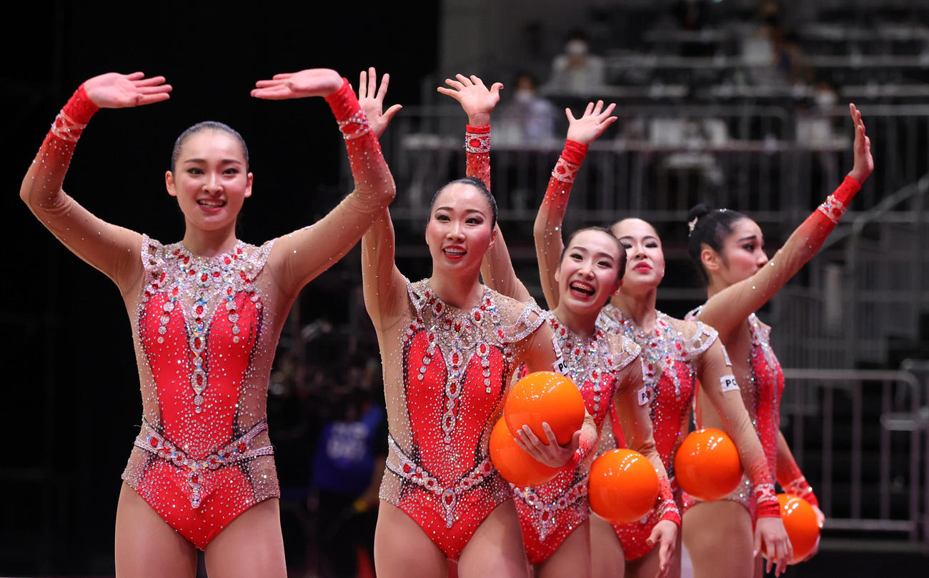 ボールの演技を終え、手を振る日本チーム（代表撮影）