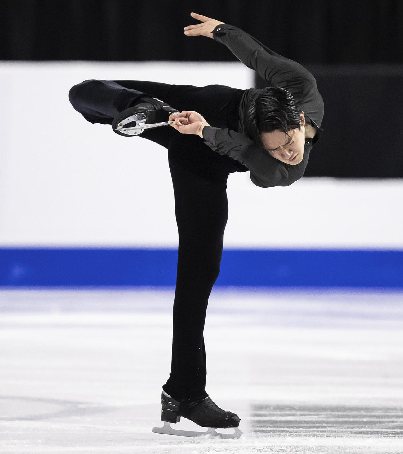 GPスケートカナダ男子SP　演技する山本草太（AP）