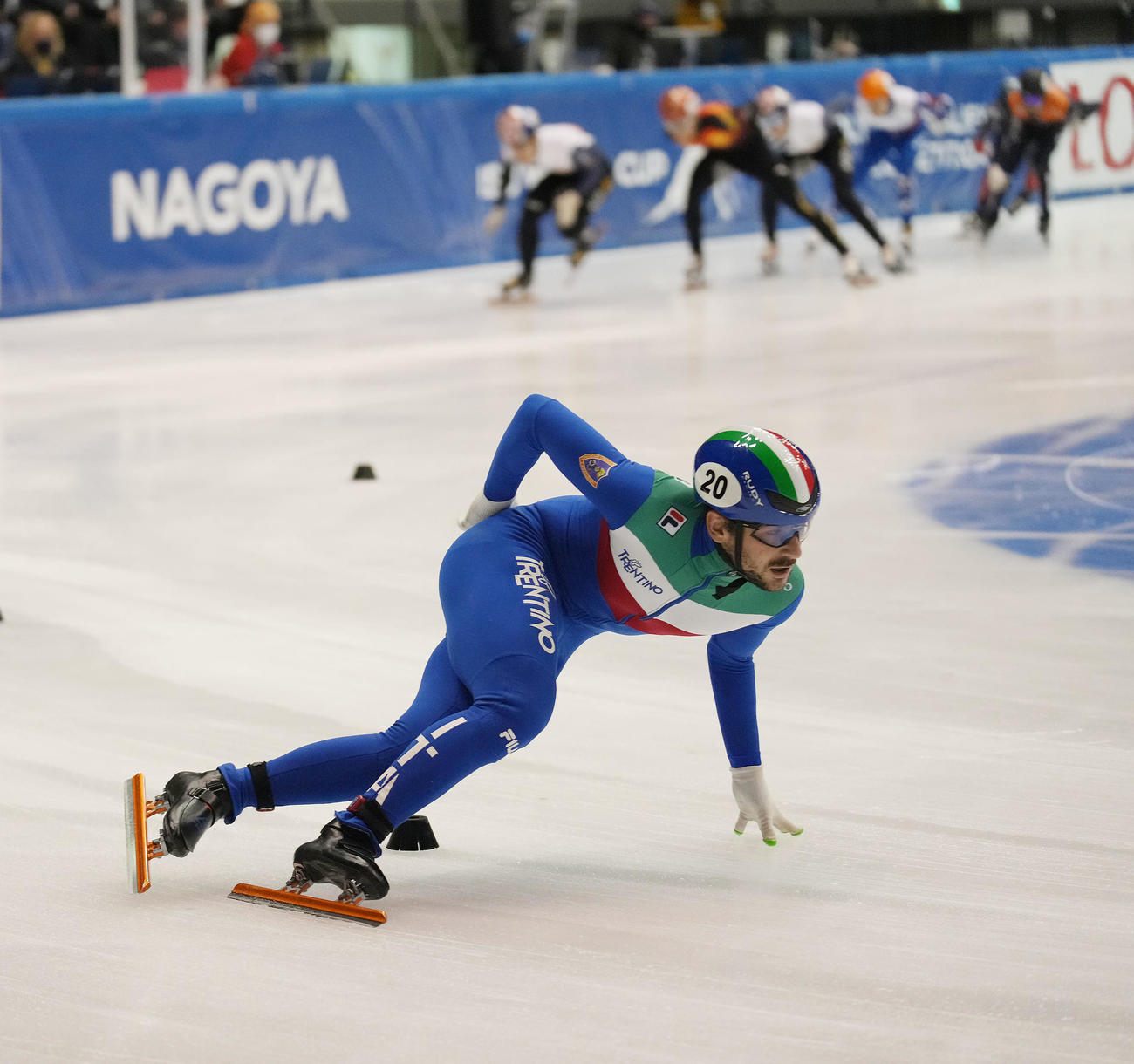 ISUワールドカップショートトラック　男子1500メートル決勝　後続を周回遅れにし優勝したユーリー・コンフォルトーラ（手前）（撮影・森本幸一）
