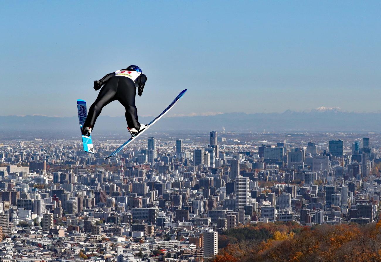 1回目、秋晴れの札幌市街に向かって飛び出す高梨（撮影・黒川智章）