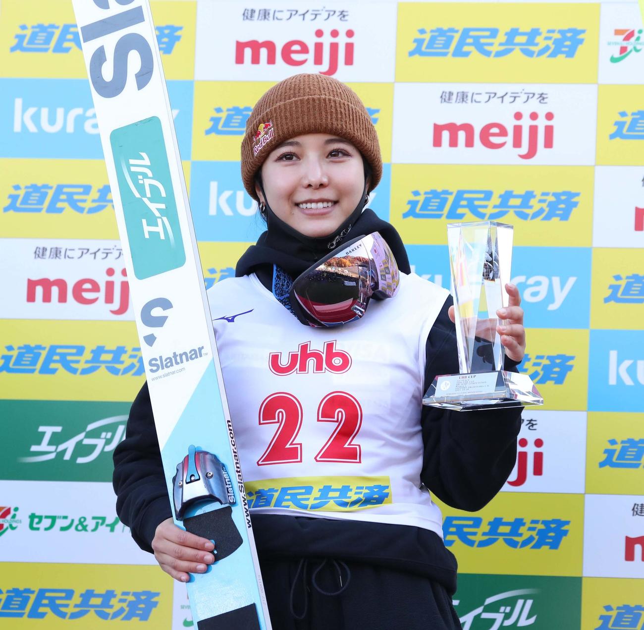 優勝し笑顔の高梨（撮影・黒川智章）