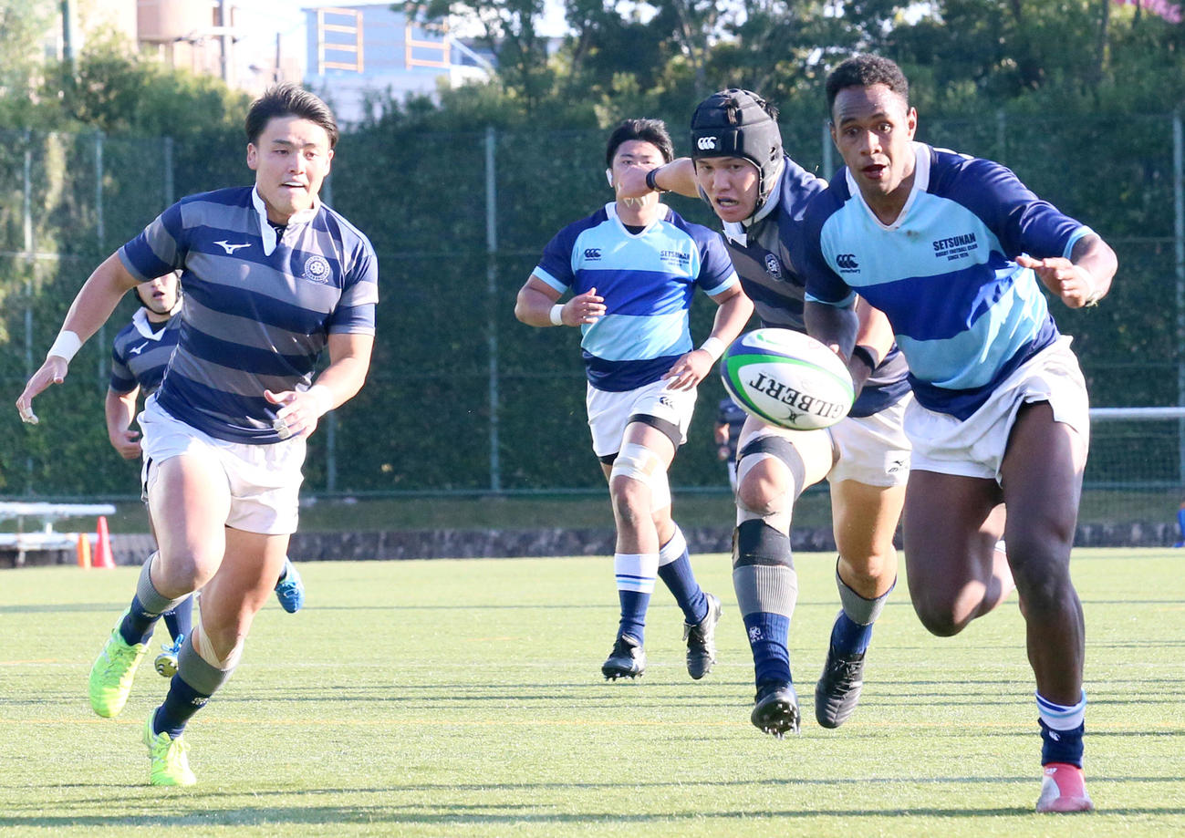 摂南大対同大　後半、摂南大FBツイドラキ（右）とこぼれ球を奪い合う同大WTB和田（右から2人目）（撮影・上山淳一）