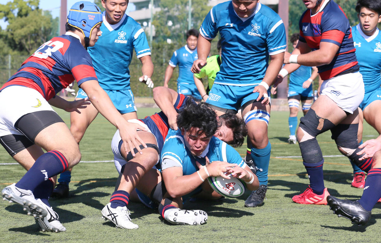 近大対関学大　後半、近大CTB中洲（中央）は相手をタックルを交わしトライ決める（撮影・上山淳一）