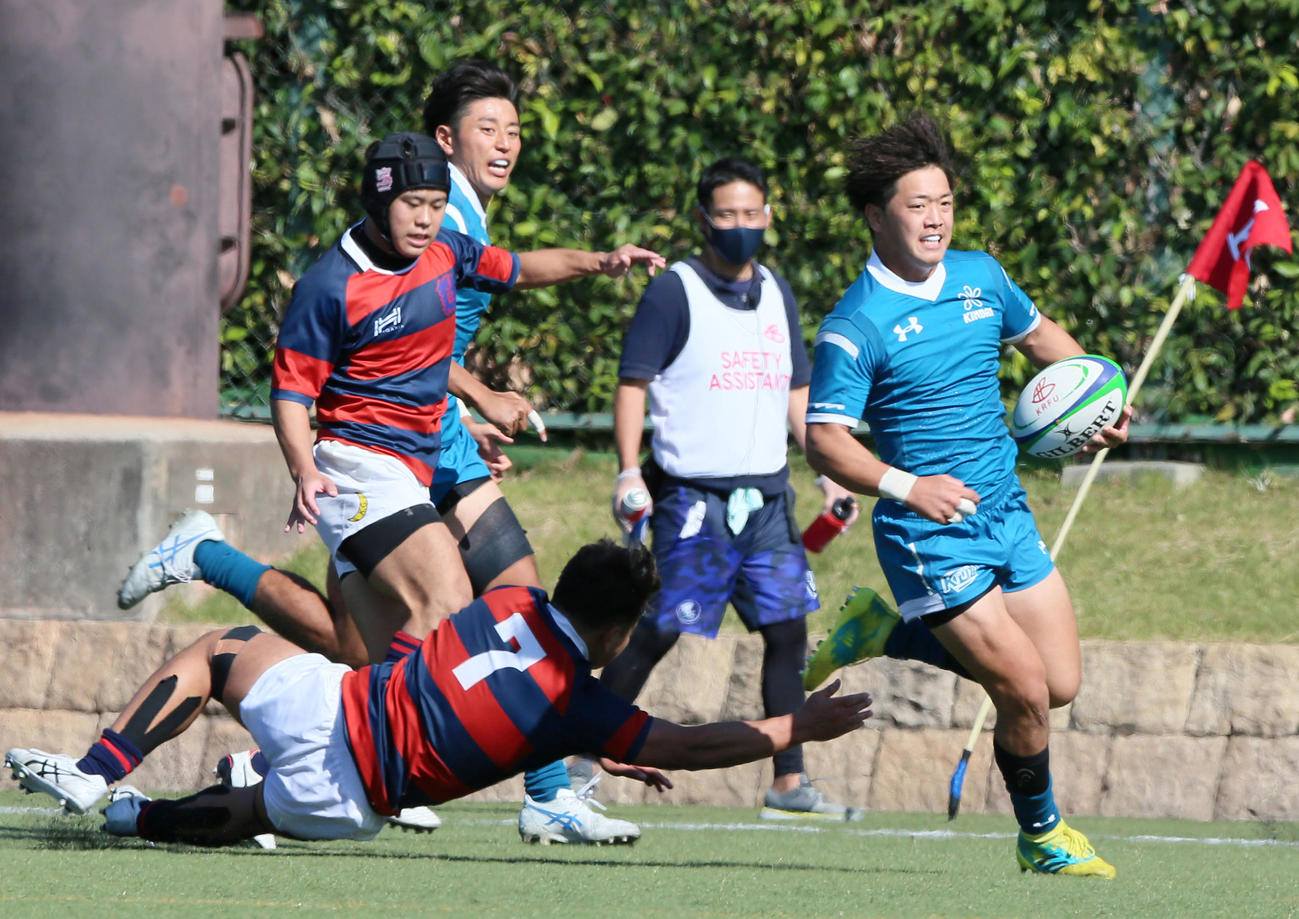 近大対関学大　後半、近大FB河井（右）は相手タックルを交わしトライ決める（撮影・上山淳一）