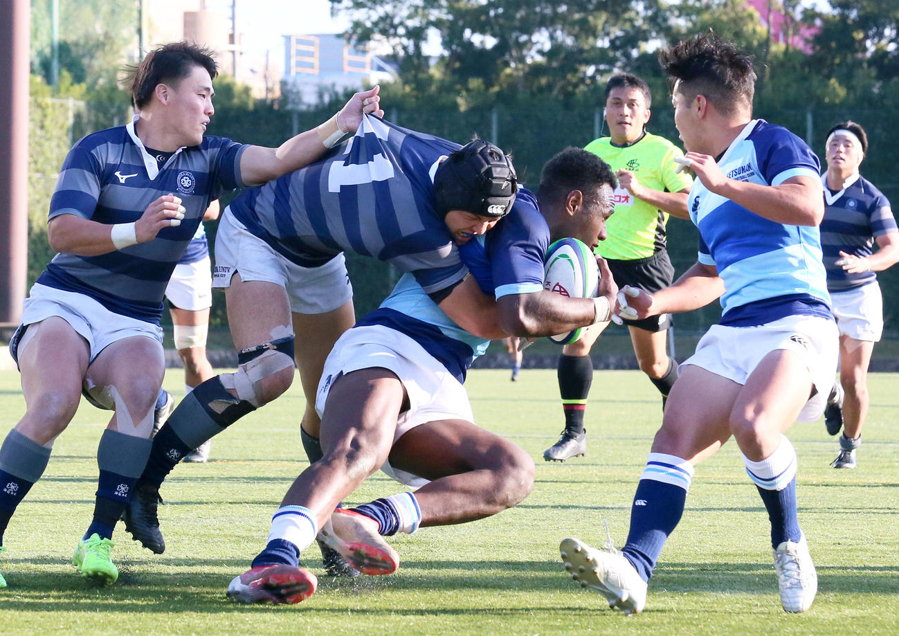 摂南大対同大　後半、摂南大FBツイドラキ（左から3人目）とボールを奪い合う同大WTB和田（左から2人目）（撮影・上山淳一）