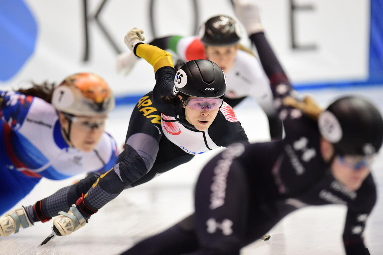 ISUワールドカップショートトラック　女子3000メートルリレー準決勝　滑走する菊池純（中央）（撮影・森本幸一）