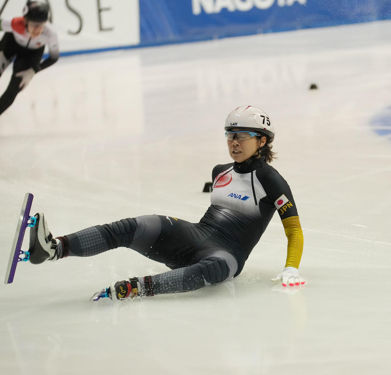 ISUワールドカップショートトラック　女子3000メートルリレー準決勝　ハンガリーのレベカ・シリツェイネメトと接触し転倒する菊池萌（撮影・森本幸一）