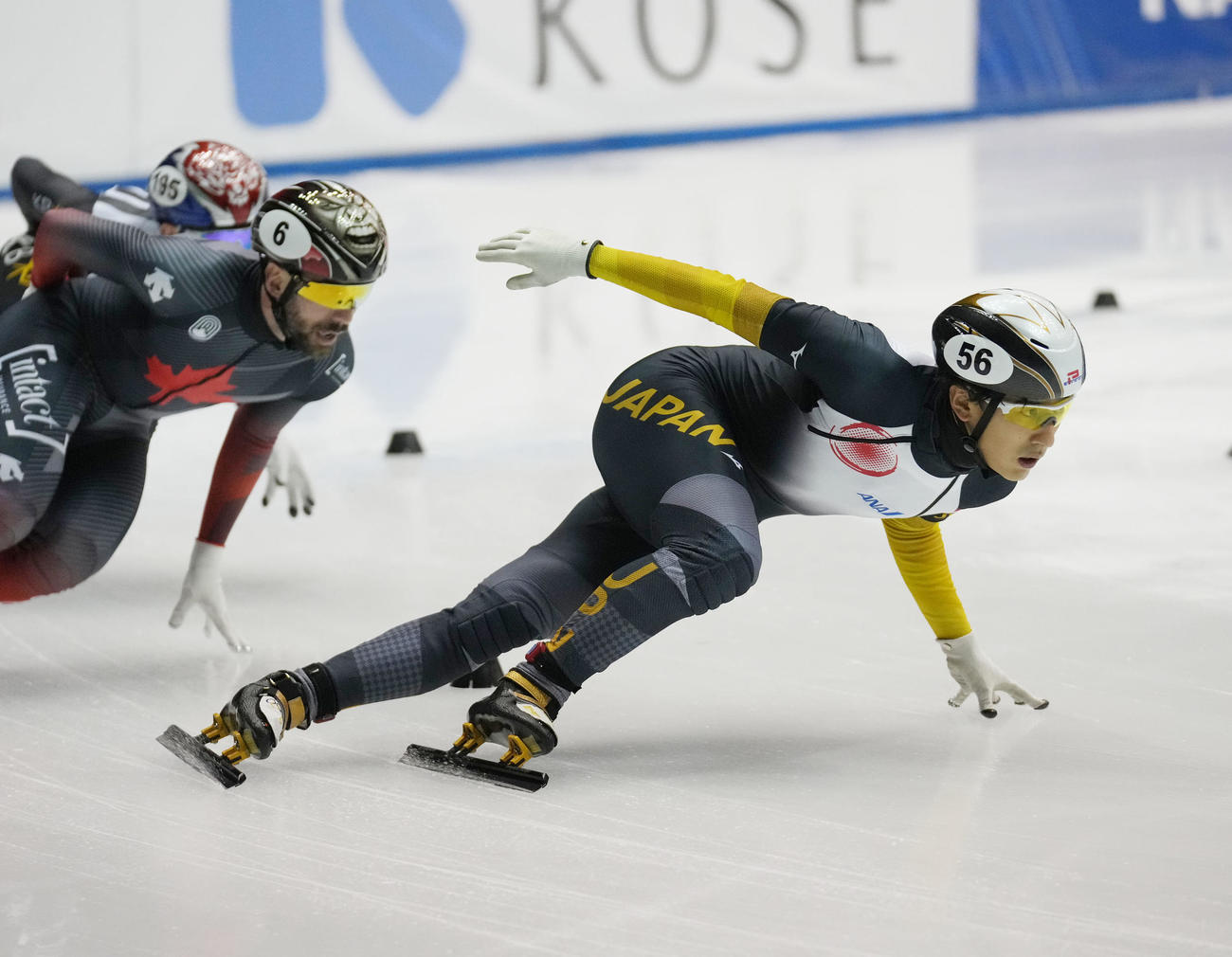 男子5000メートルリレー準決勝　滑走する渡辺啓太（右）