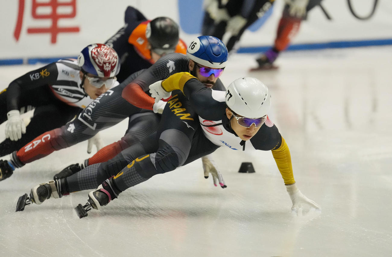 男子5000メートルリレー準決勝　滑走する宮田将吾（手前）（撮影・森本幸一）