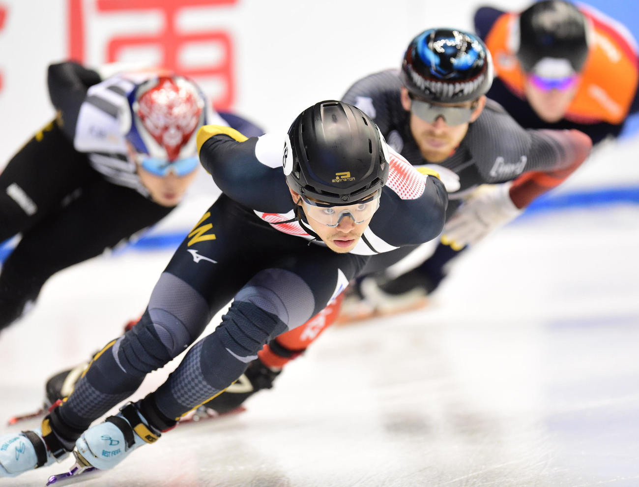 男子5000メートルリレー準決勝　滑走する菊池耕太（手前）（撮影・森本幸一）