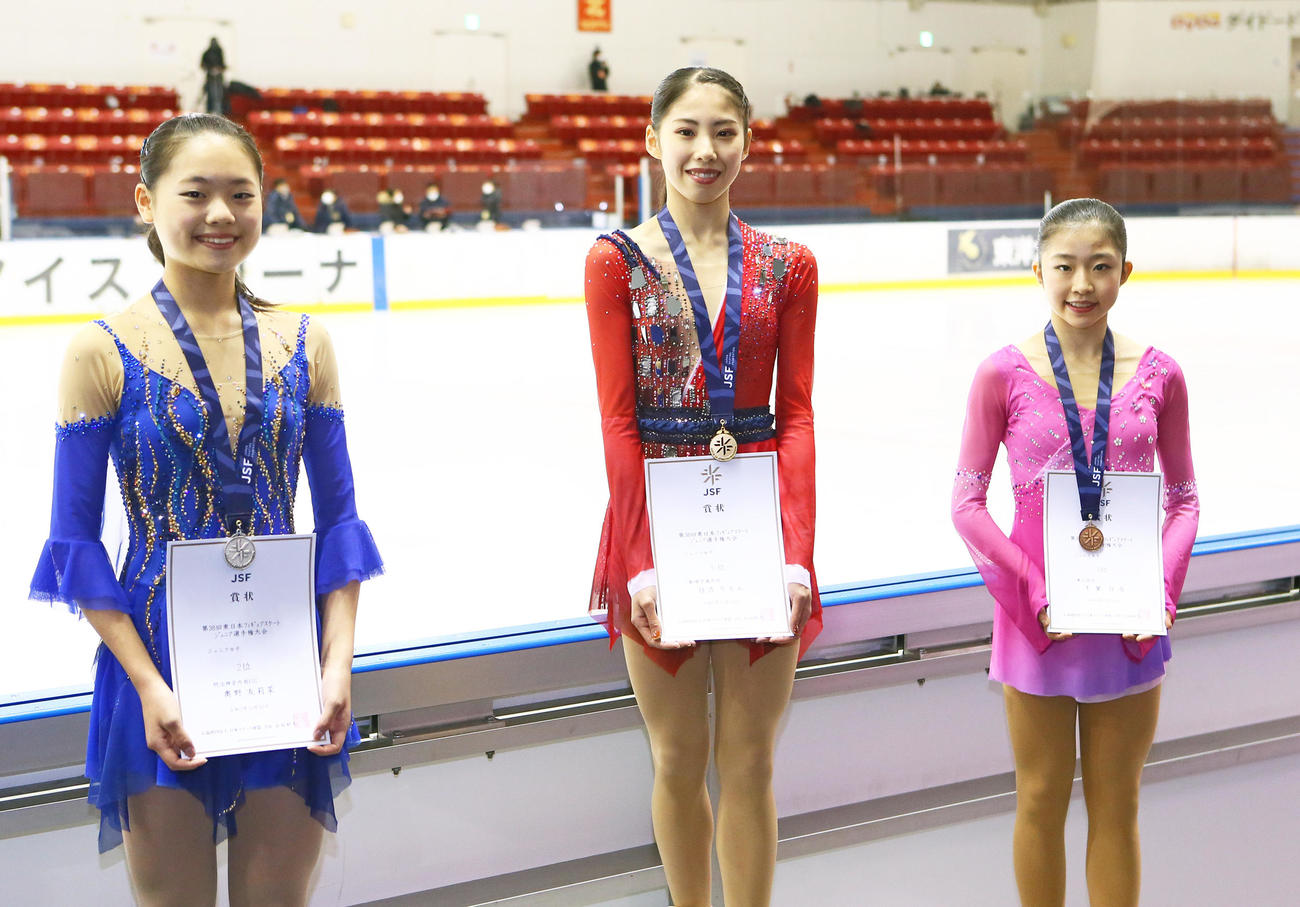 ジュニア女子の表彰台で笑顔を見せる住吉（中央）。左は2位奥野、右は3位千葉（撮影・足立雅史）