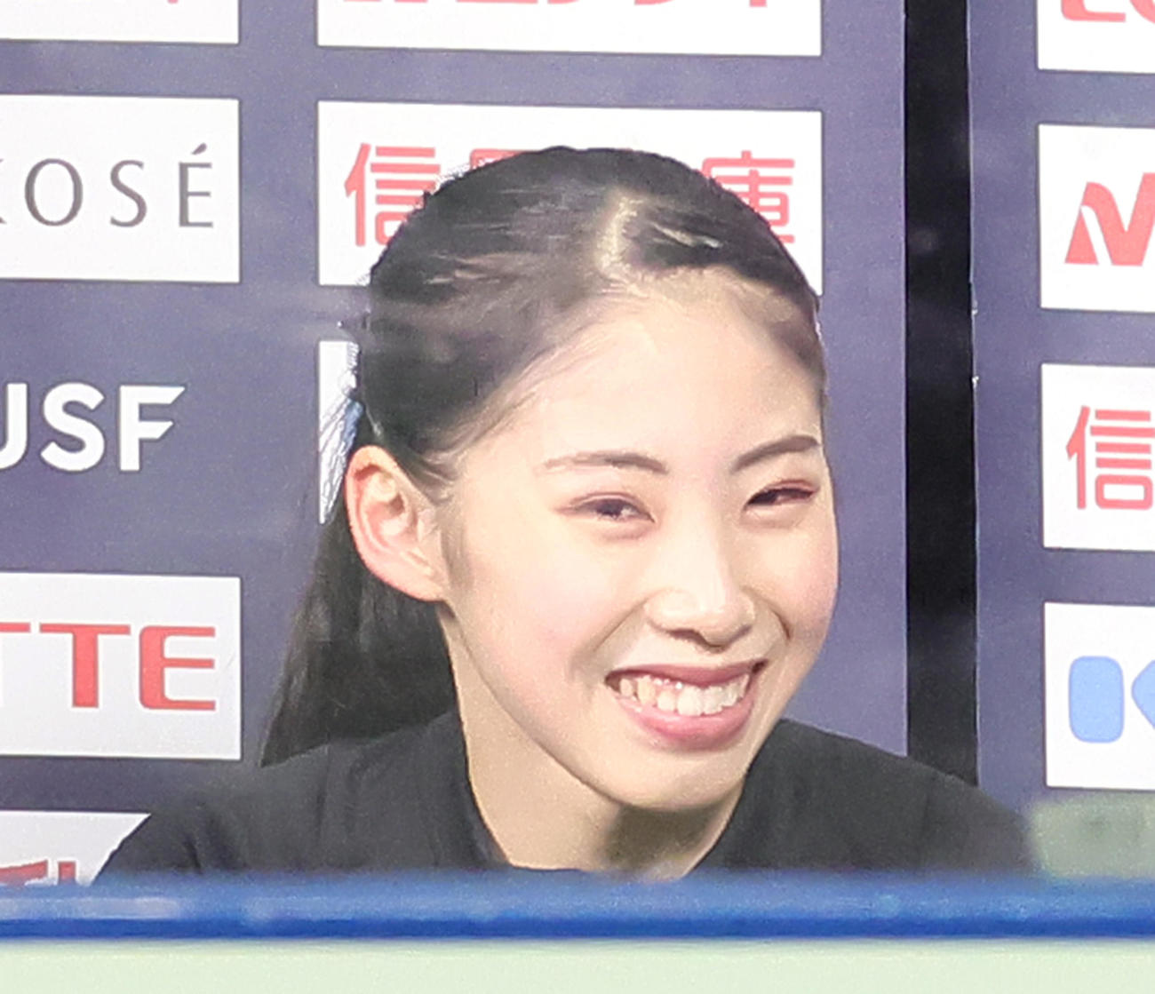 ジュニア女子の優勝を決め笑顔を見せる住吉りをん（撮影・足立雅史）