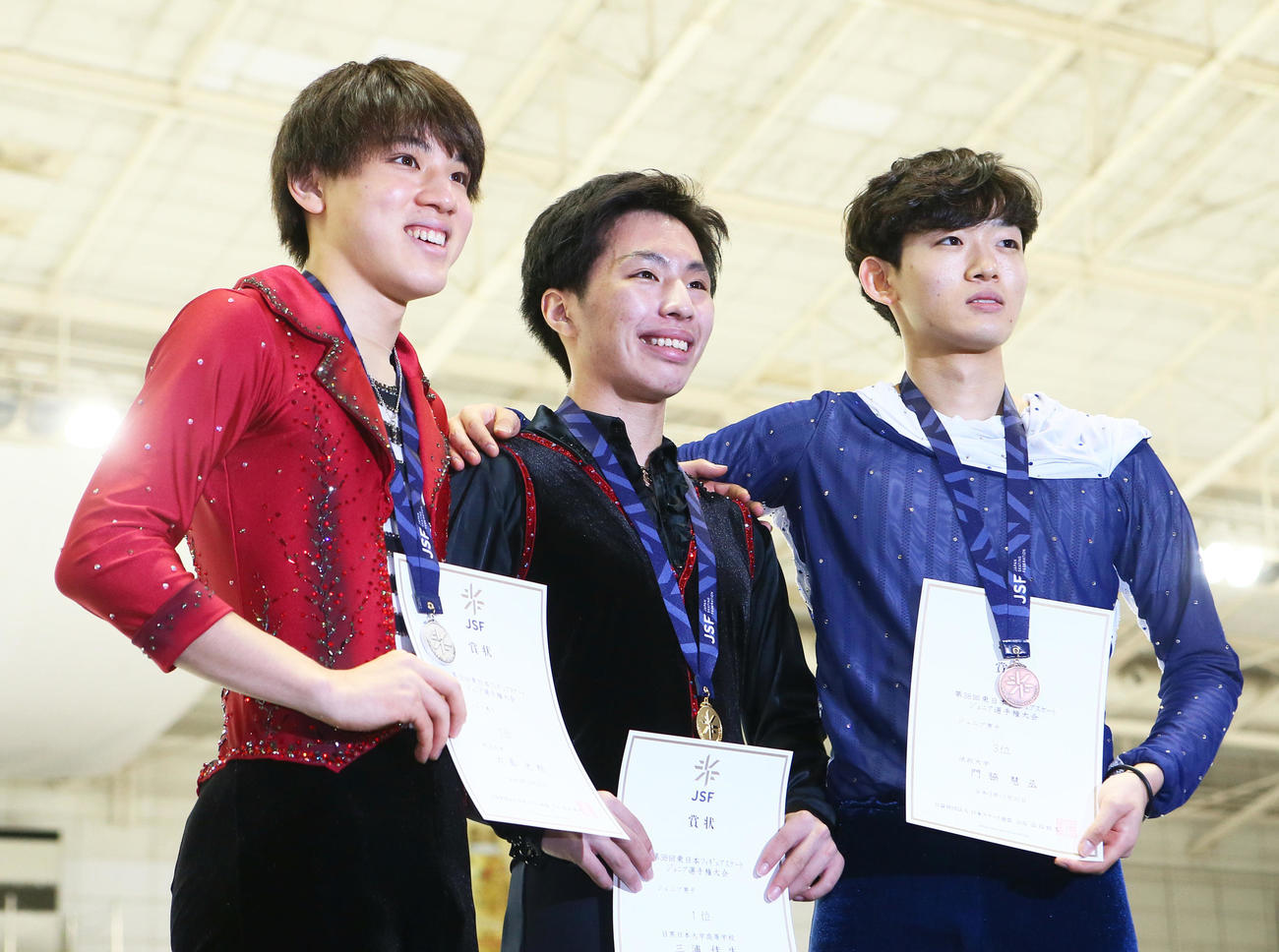 ジュニア男子の表彰台で笑顔を見せる優勝の三浦（中央）。左は2位の大島、右は3位の門脇（撮影・足立雅史）