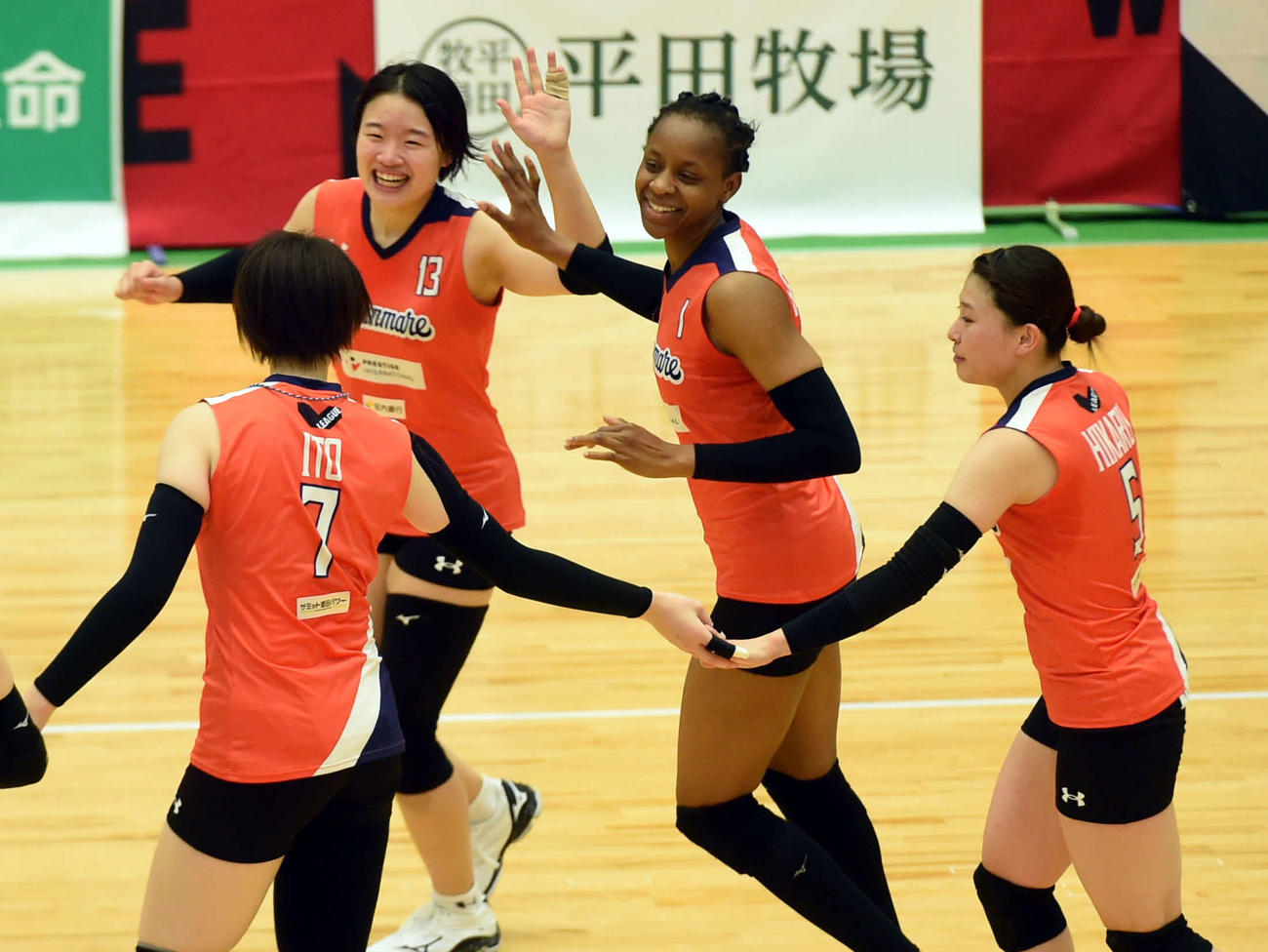 第2セット、得点を喜ぶアランマーレの左から伊藤、原田、メソマチ、投野