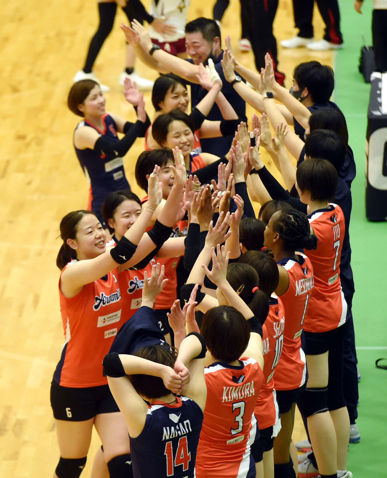 開幕戦を勝利し、笑顔でハイタッチを交わすアランマーレ