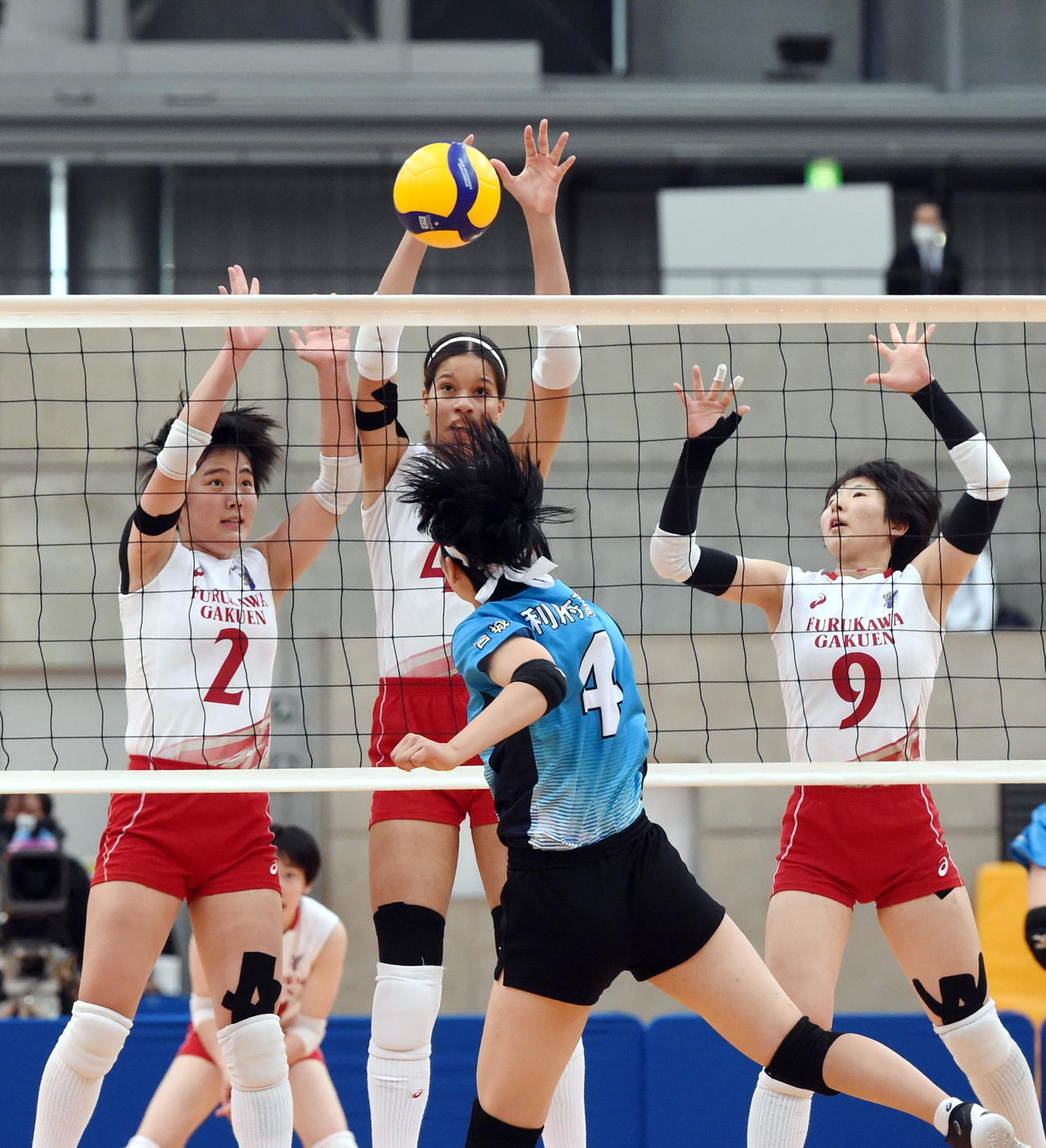 古川学園アロンドラ（中央）は、高橋（左）本間と相手のスパイクをブロックする（撮影・山田愛斗）