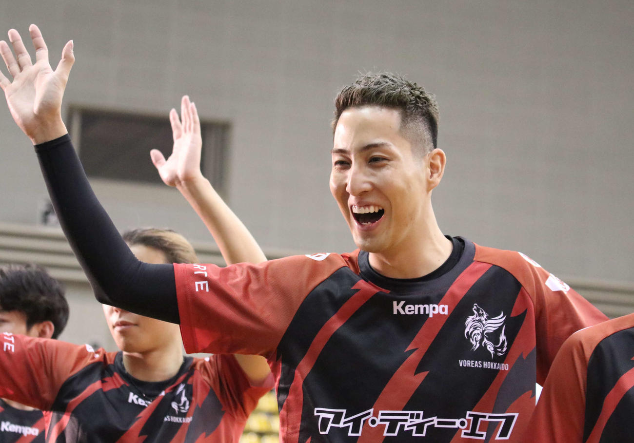 開幕戦で勝利し、笑顔で会場のファンに手を振るヴォレアス北海道の後藤（撮影・山崎純一）